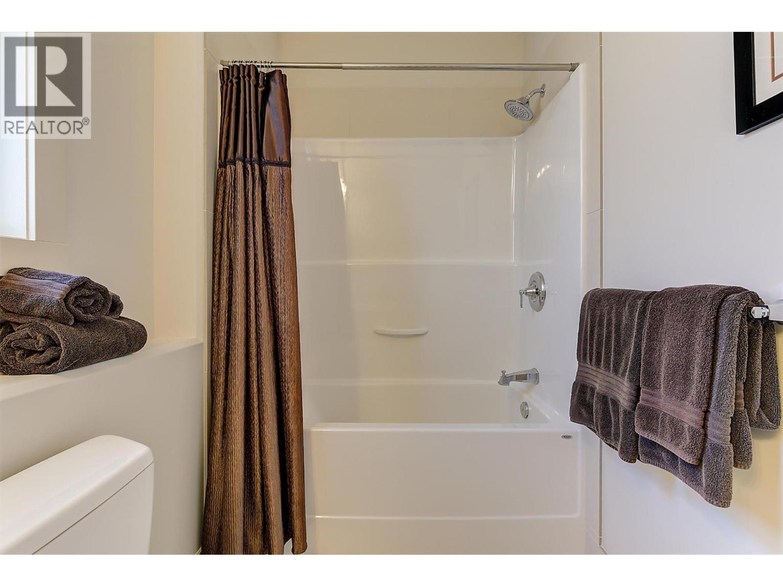 2191 Salerno Court, Kelowna, BC - Indoor Photo Showing Bathroom