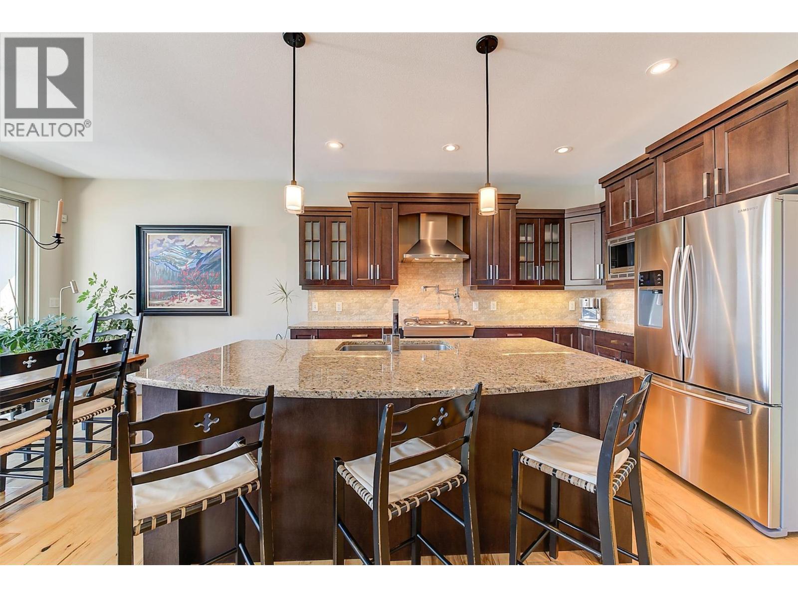 2191 Salerno Court, Kelowna, BC - Indoor Photo Showing Kitchen With Double Sink With Upgraded Kitchen