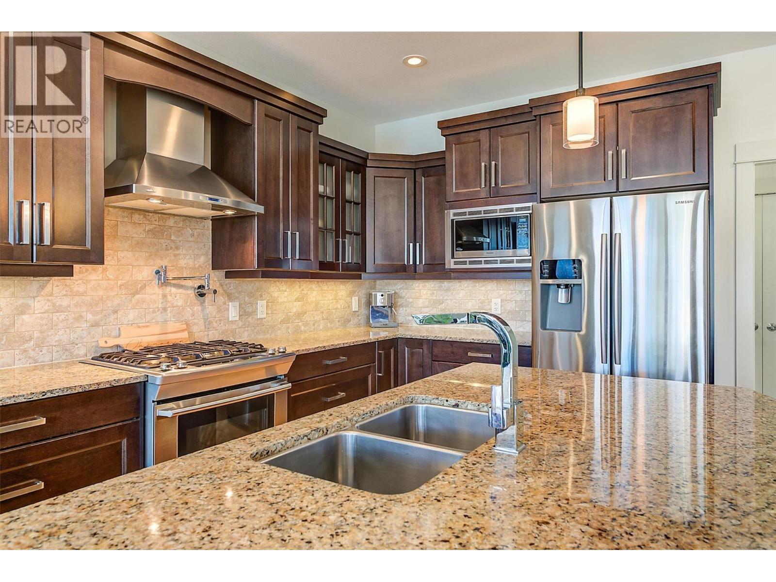 2191 Salerno Court, Kelowna, BC - Indoor Photo Showing Kitchen With Double Sink With Upgraded Kitchen