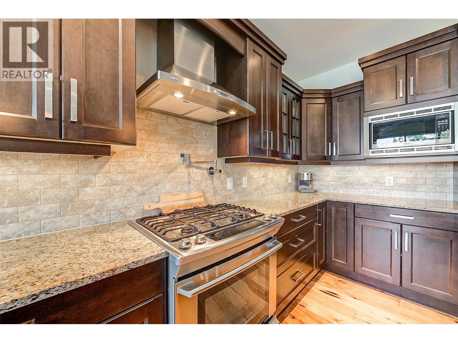 2191 Salerno Court, Kelowna, BC - Indoor Photo Showing Kitchen With Upgraded Kitchen