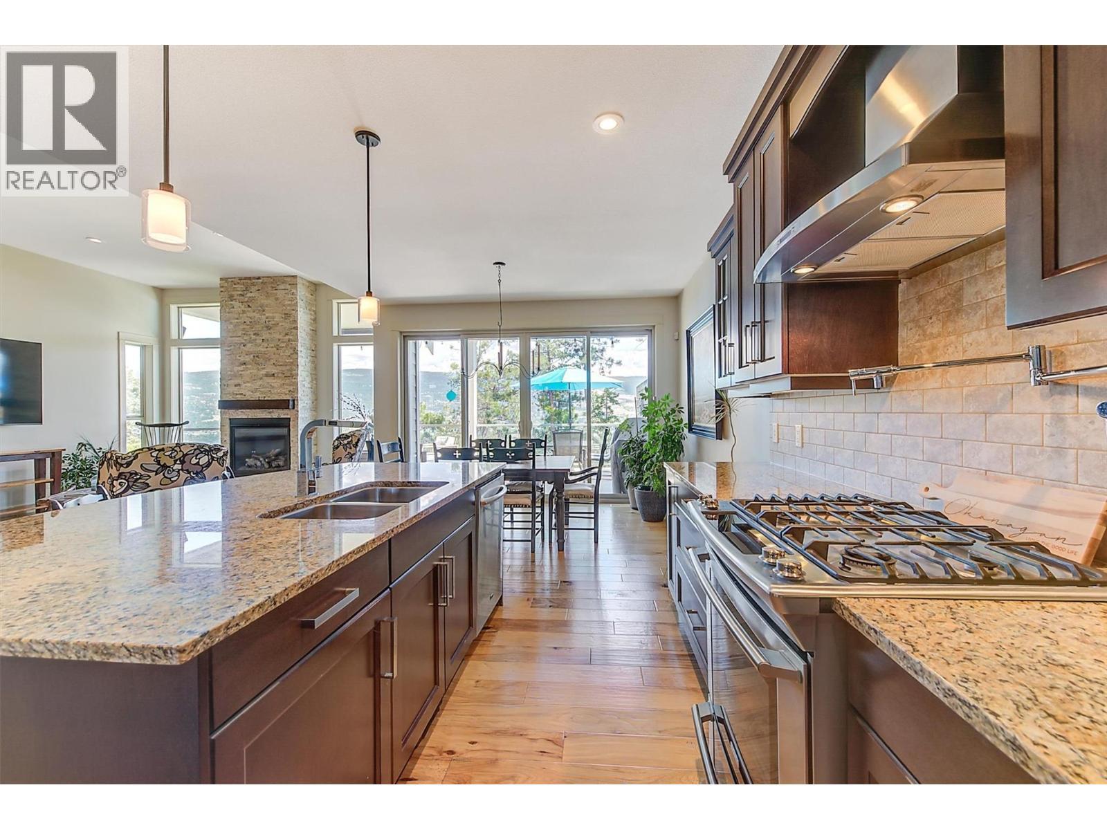 2191 Salerno Court, Kelowna, BC - Indoor Photo Showing Kitchen With Double Sink With Upgraded Kitchen