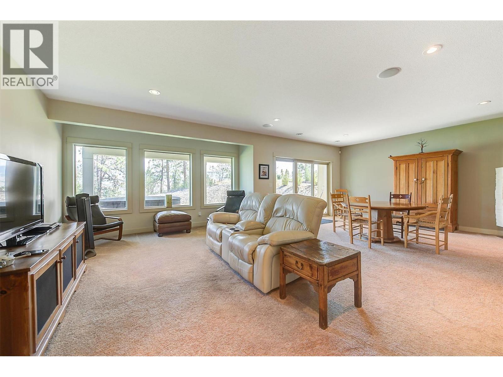 2191 Salerno Court, Kelowna, BC - Indoor Photo Showing Living Room