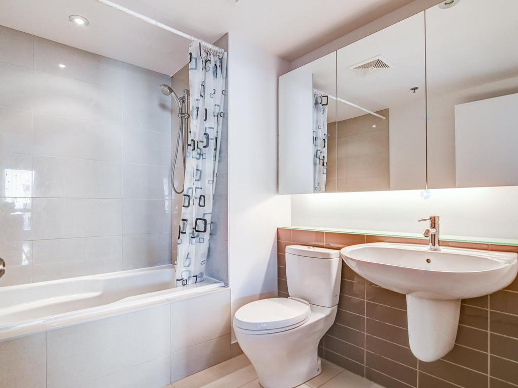 - 602-1414 Rue Chomedey, Montréal (Ville-Marie), QC - Indoor Photo Showing Bathroom