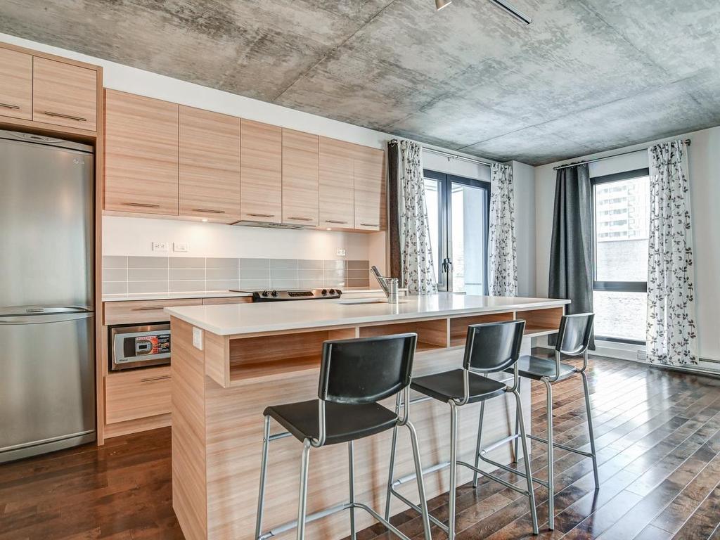 - 602-1414 Rue Chomedey, Montréal (Ville-Marie), QC - Indoor Photo Showing Kitchen With Upgraded Kitchen