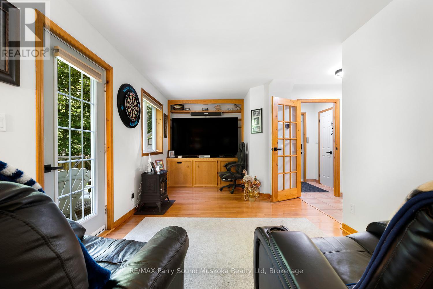 113 Bayview Drive, Carling, ON - Indoor Photo Showing Living Room