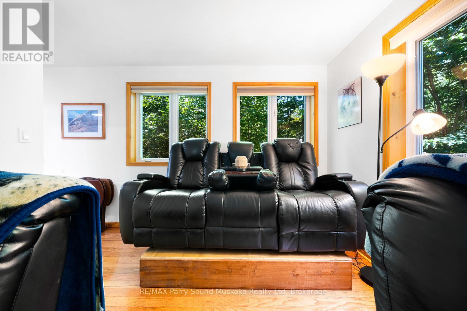 113 Bayview Drive, Carling, ON - Indoor Photo Showing Living Room