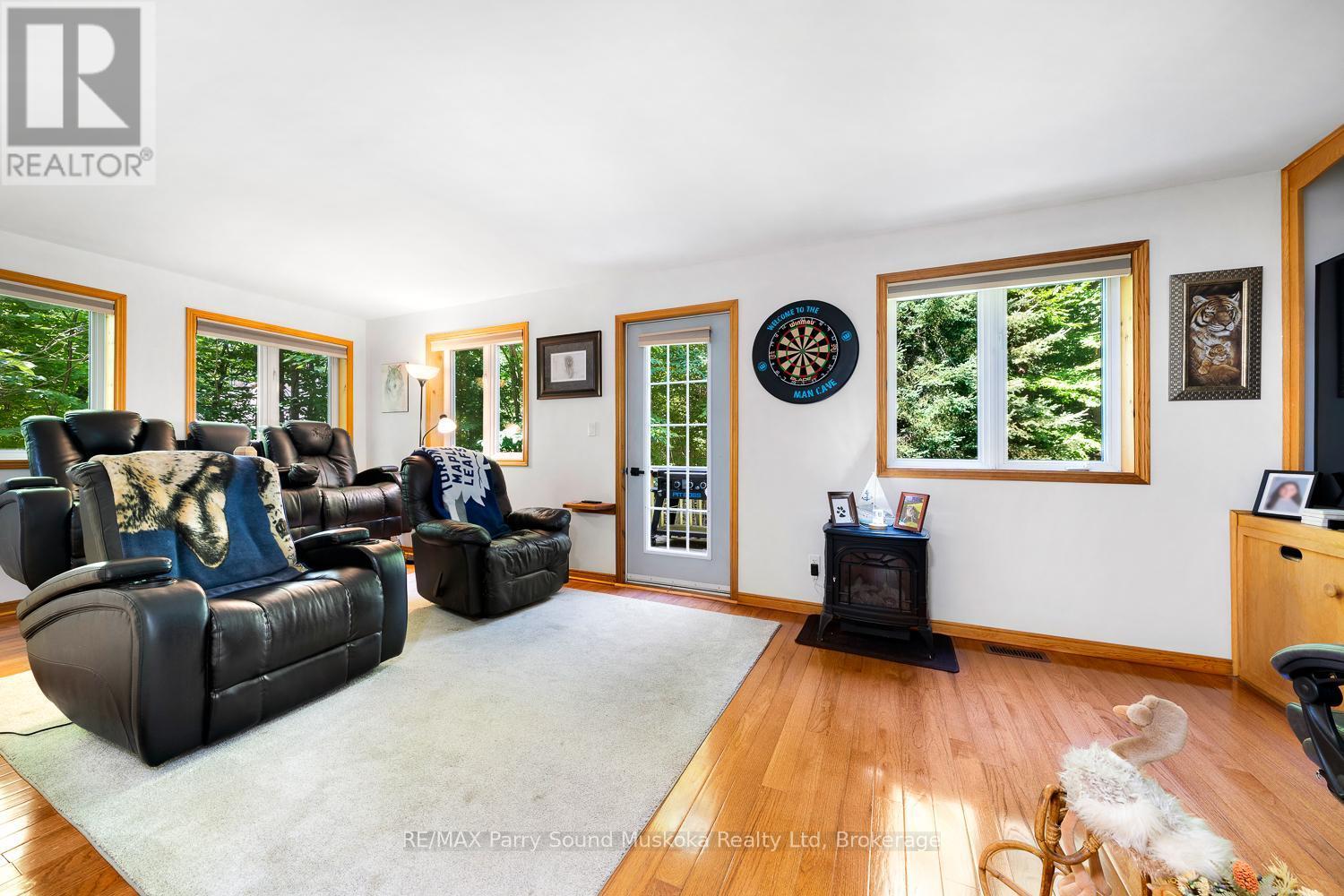 113 Bayview Drive, Carling, ON - Indoor Photo Showing Living Room