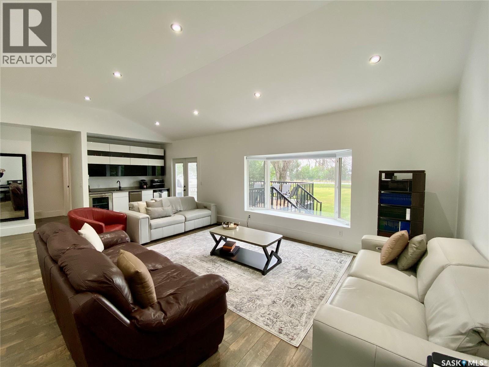 837 Prospect Avenue, Oxbow, SK - Indoor Photo Showing Living Room