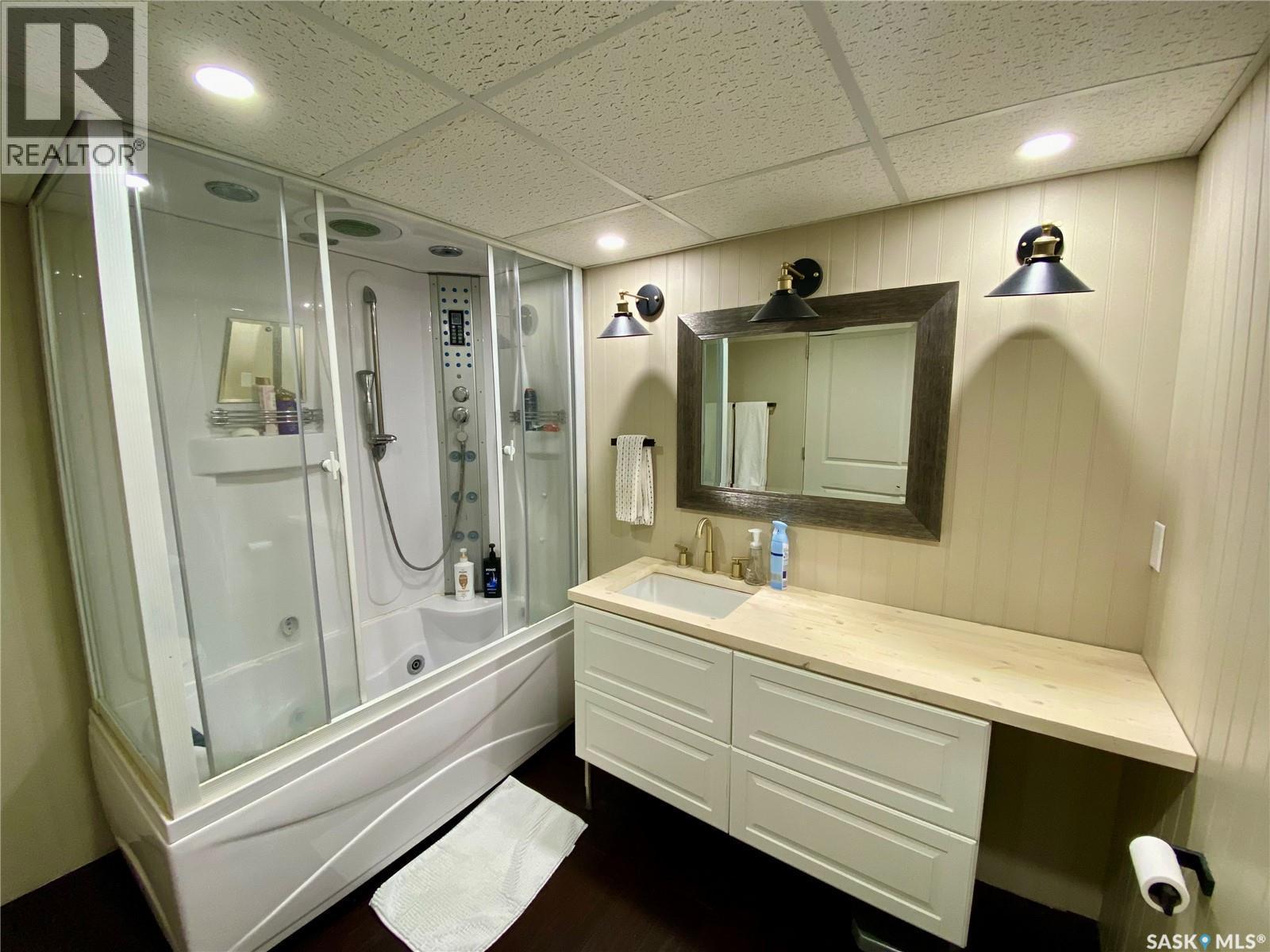 837 Prospect Avenue, Oxbow, SK - Indoor Photo Showing Bathroom