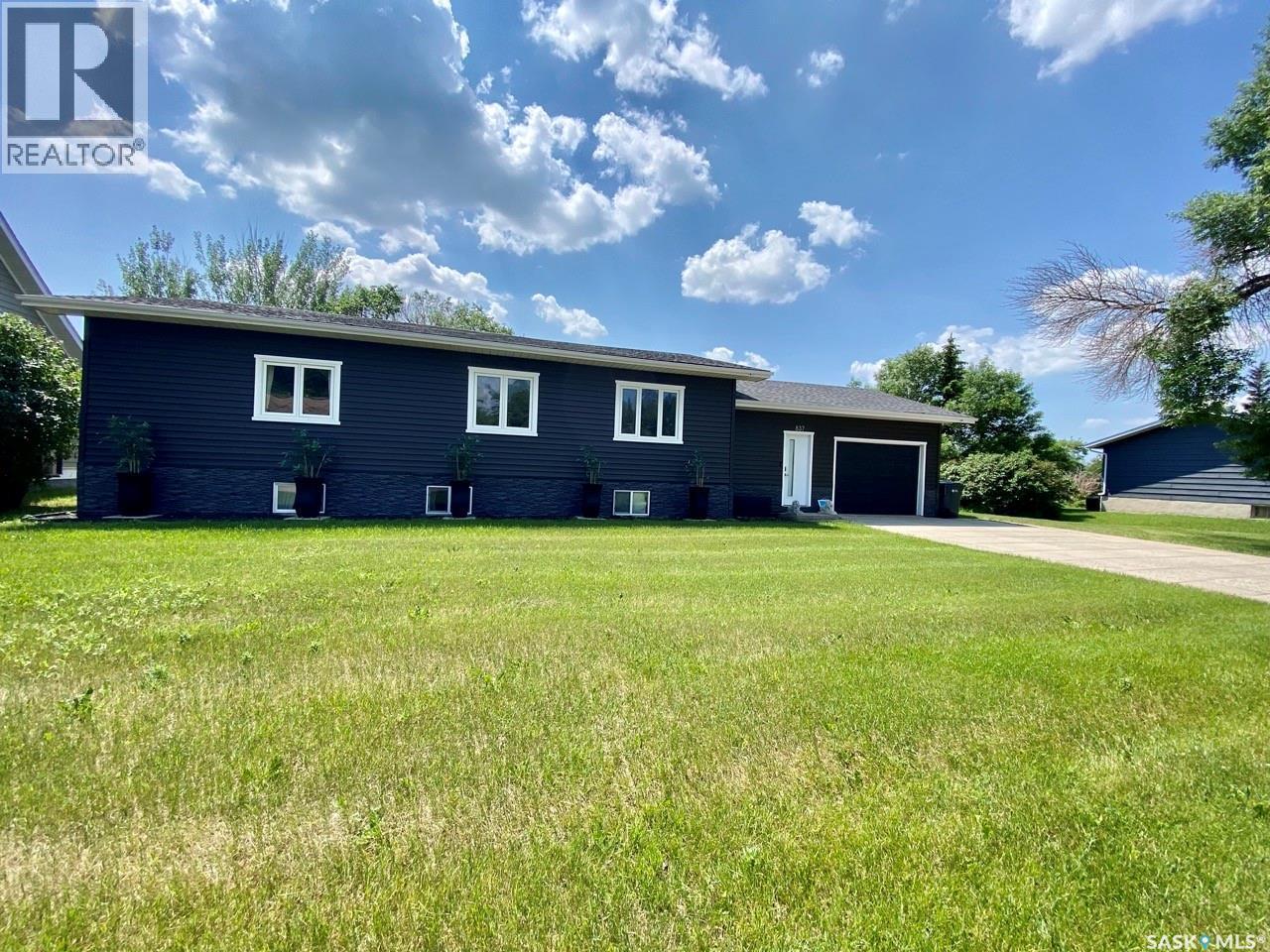 837 Prospect Avenue, Oxbow, SK - Outdoor