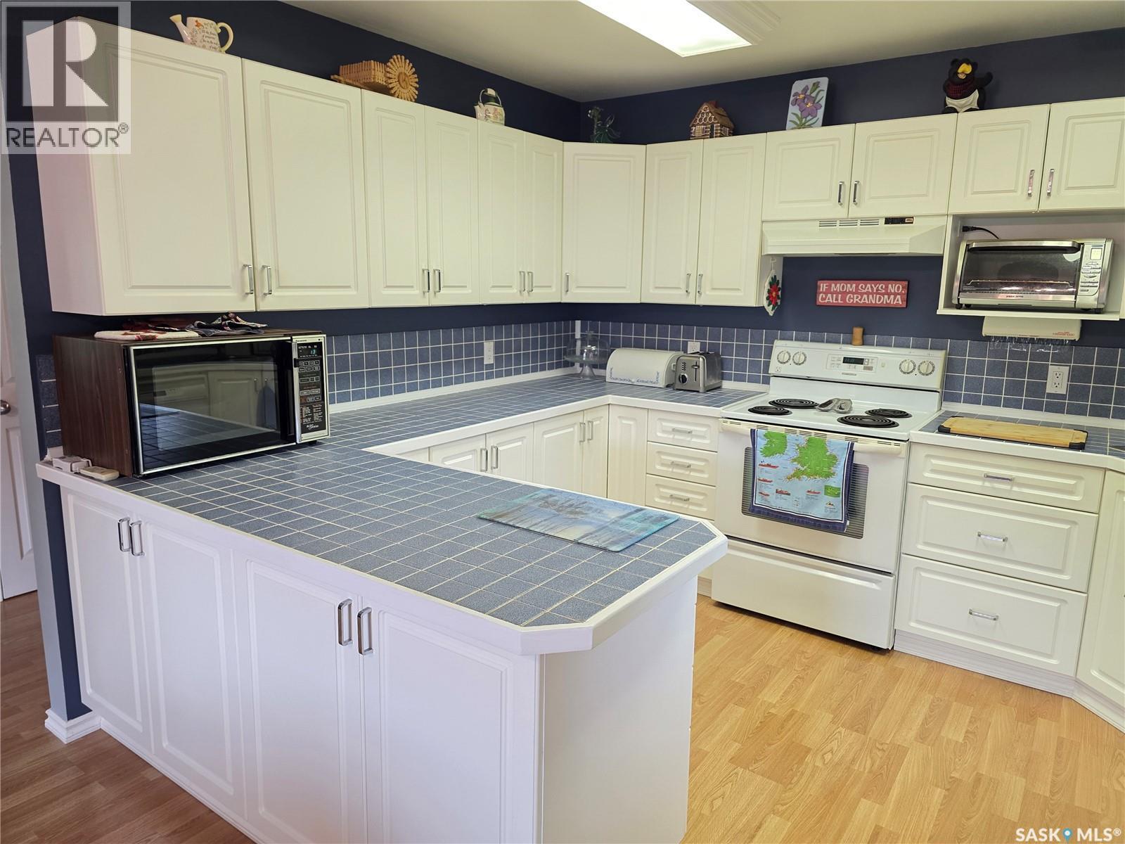 504 Mistusinne Crescent, Mistusinne, SK - Indoor Photo Showing Kitchen
