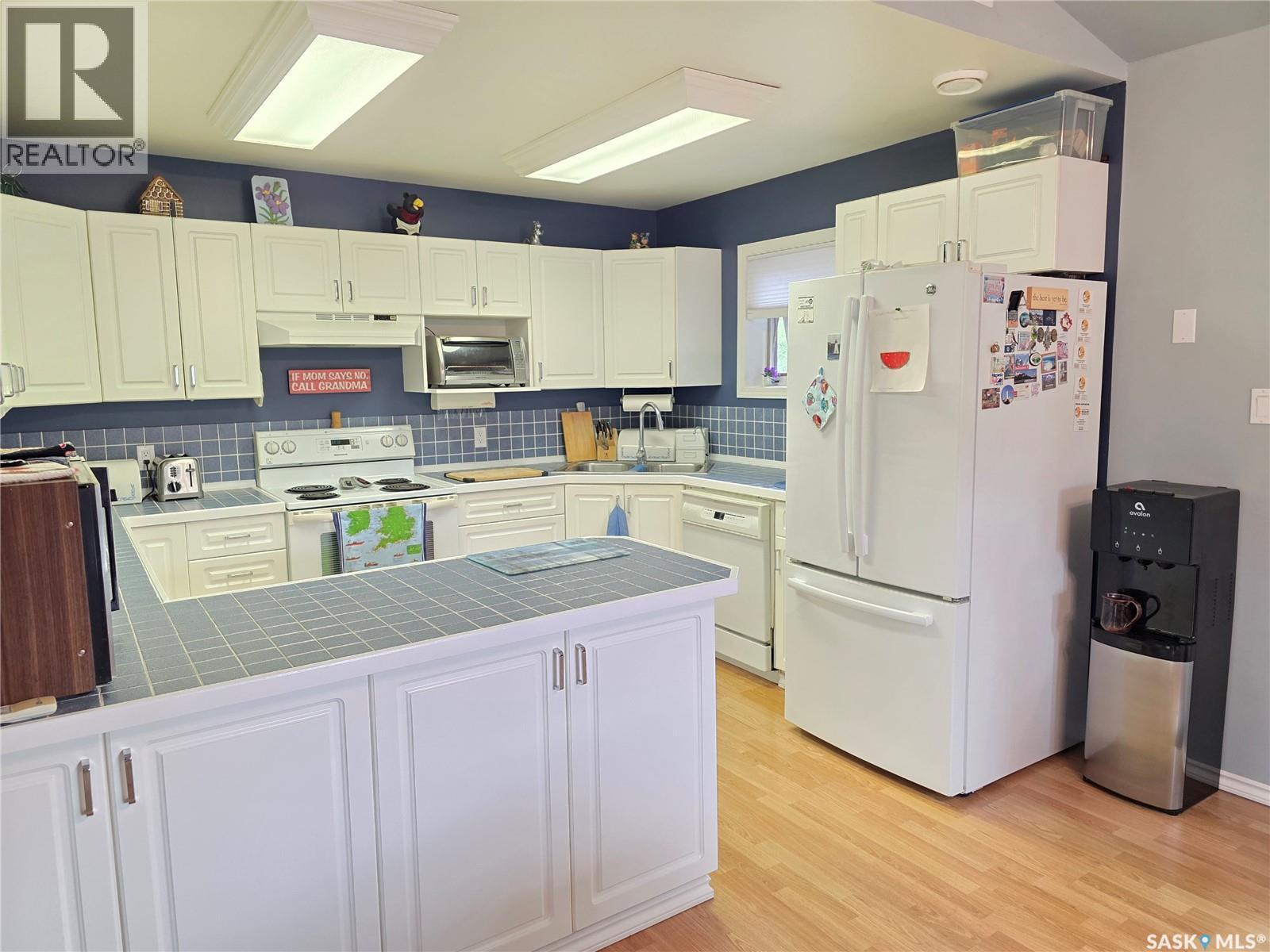 504 Mistusinne Crescent, Mistusinne, SK - Indoor Photo Showing Kitchen