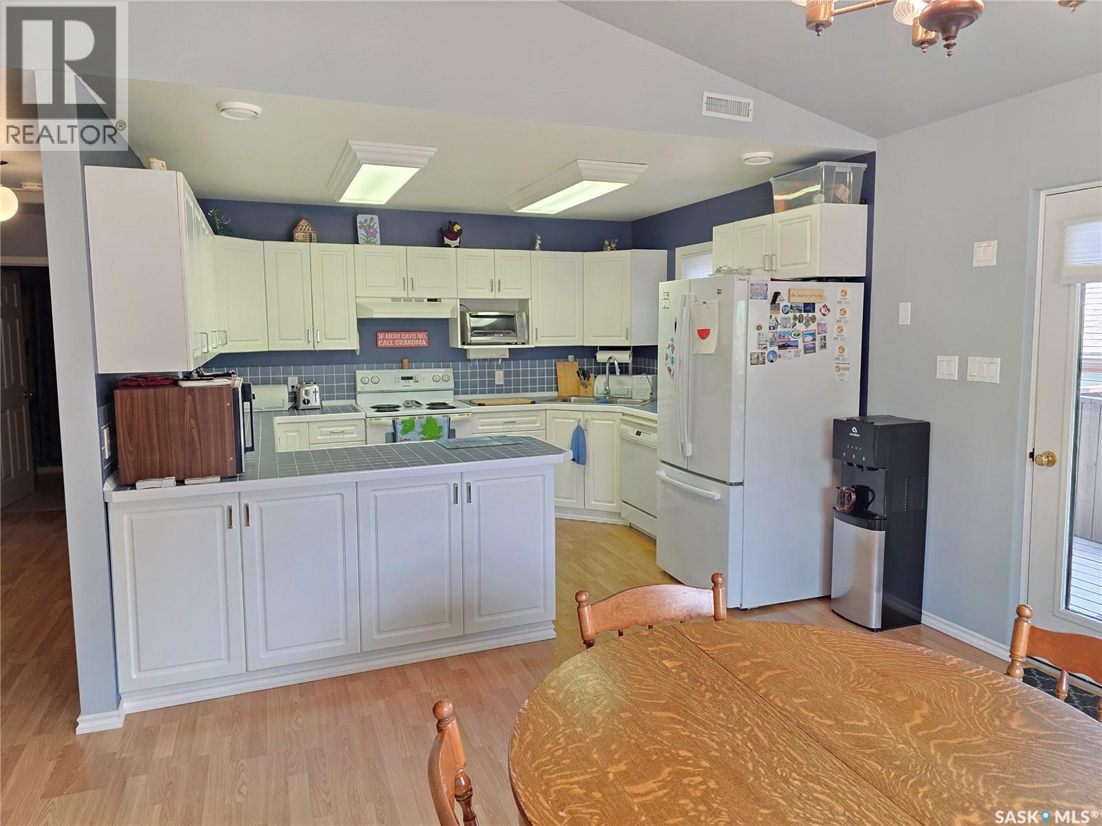 504 Mistusinne Crescent, Mistusinne, SK - Indoor Photo Showing Kitchen