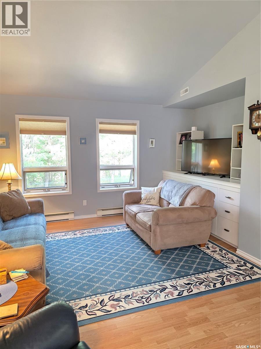 504 Mistusinne Crescent, Mistusinne, SK - Indoor Photo Showing Living Room