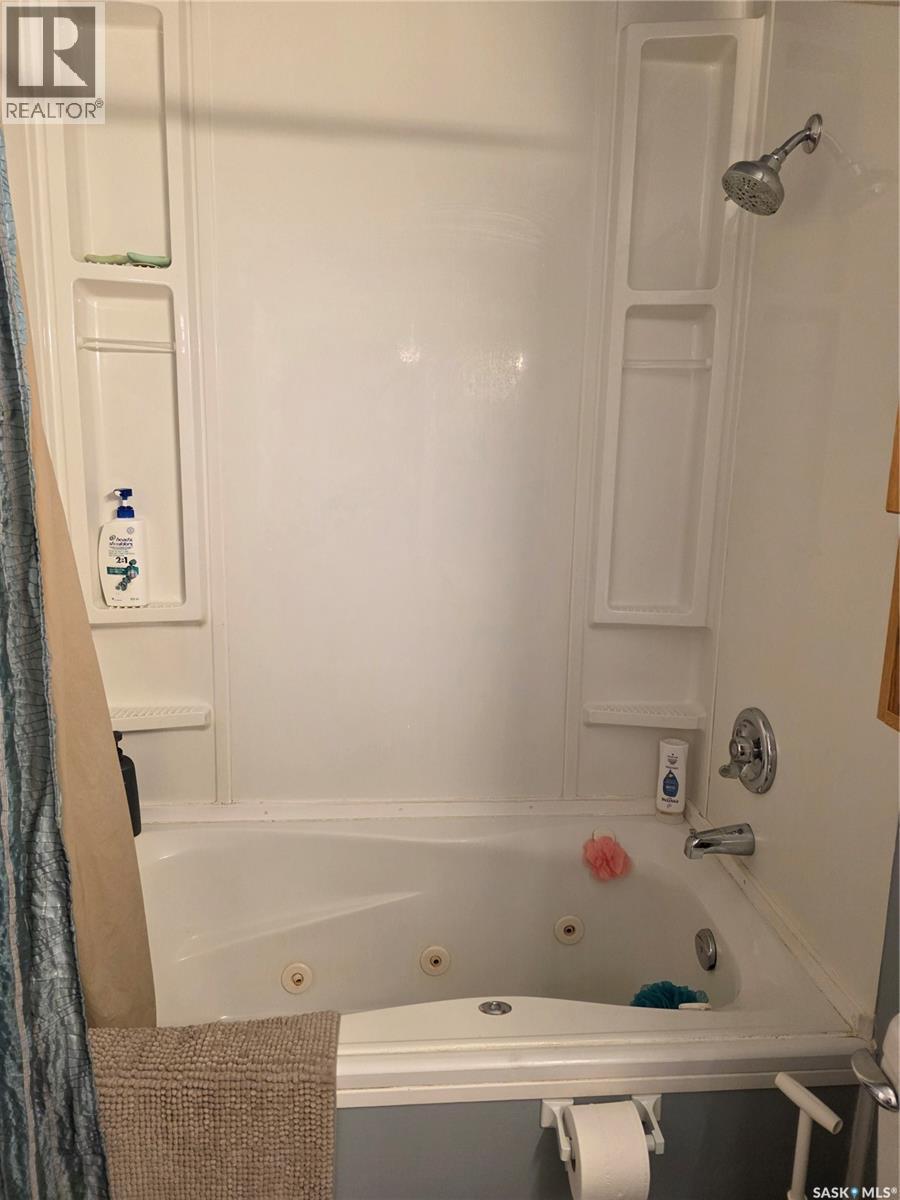 504 Mistusinne Crescent, Mistusinne, SK - Indoor Photo Showing Bathroom