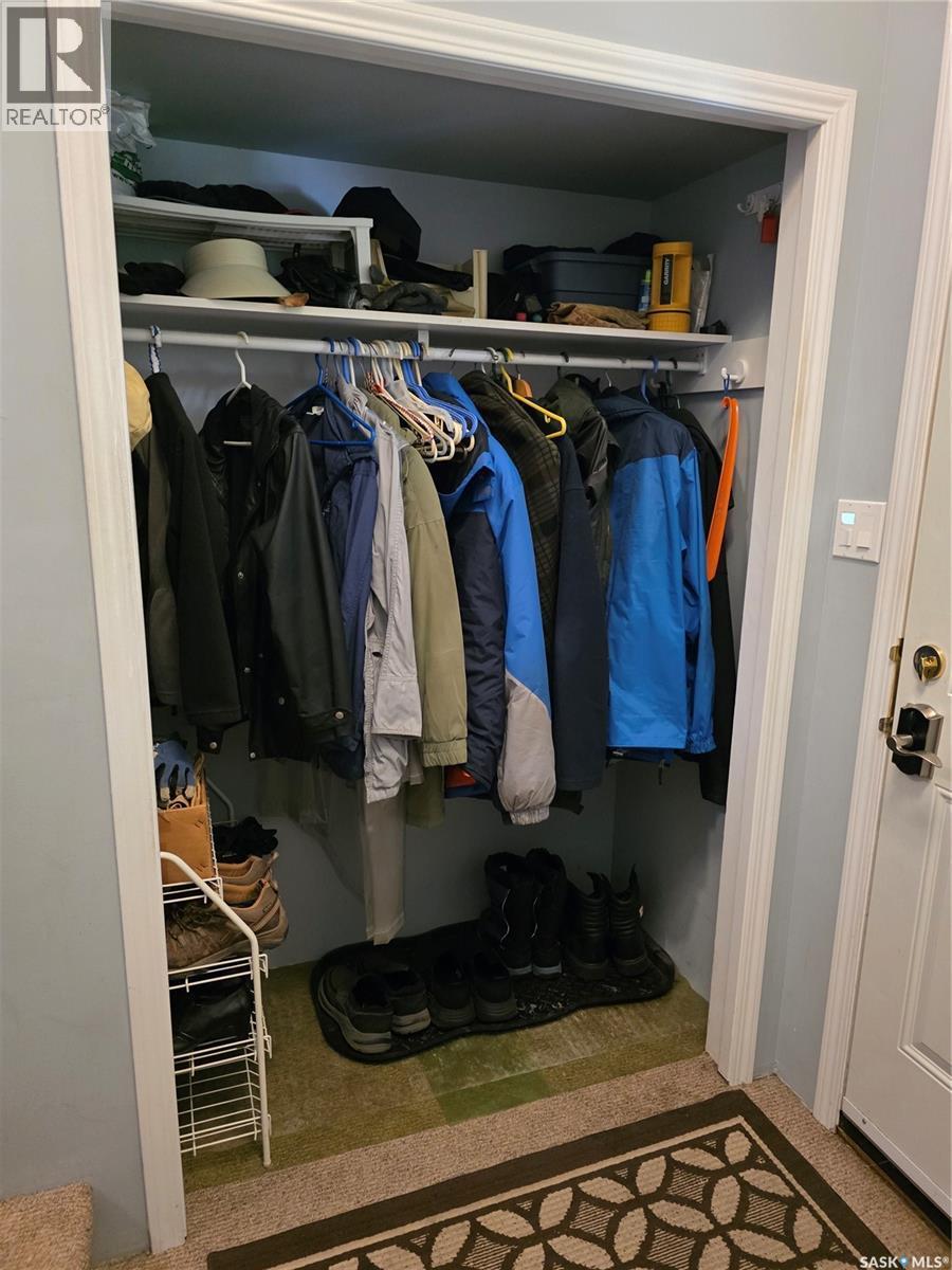 504 Mistusinne Crescent, Mistusinne, SK - Indoor With Storage