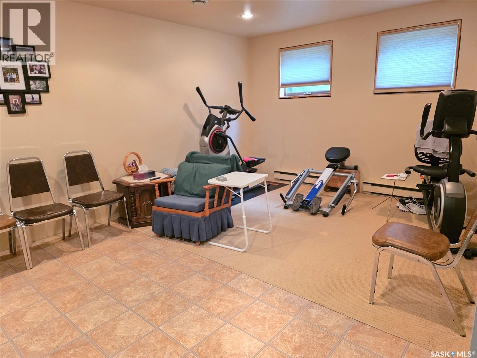 504 Mistusinne Crescent, Mistusinne, SK - Indoor Photo Showing Gym Room