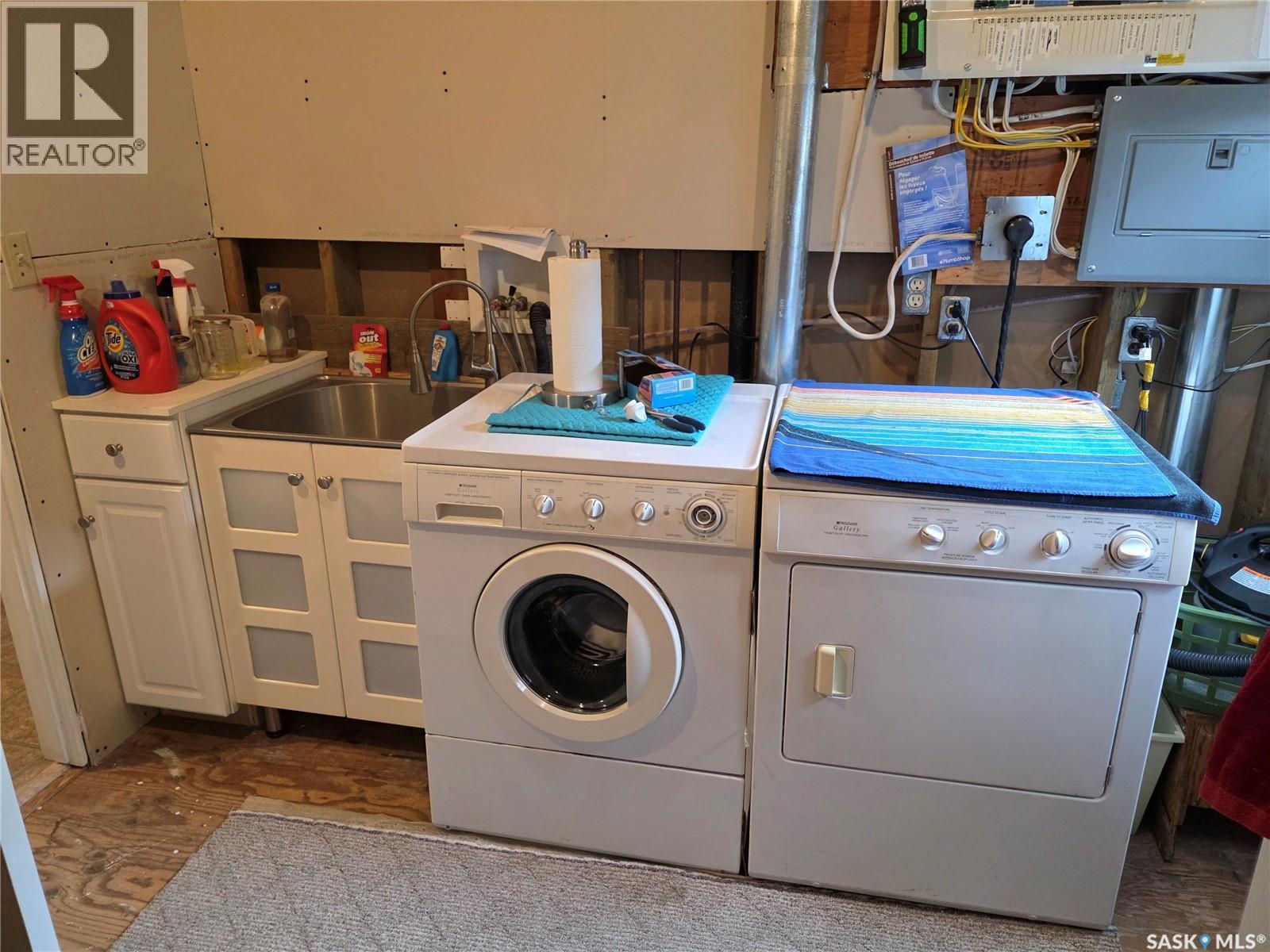 504 Mistusinne Crescent, Mistusinne, SK - Indoor Photo Showing Laundry Room