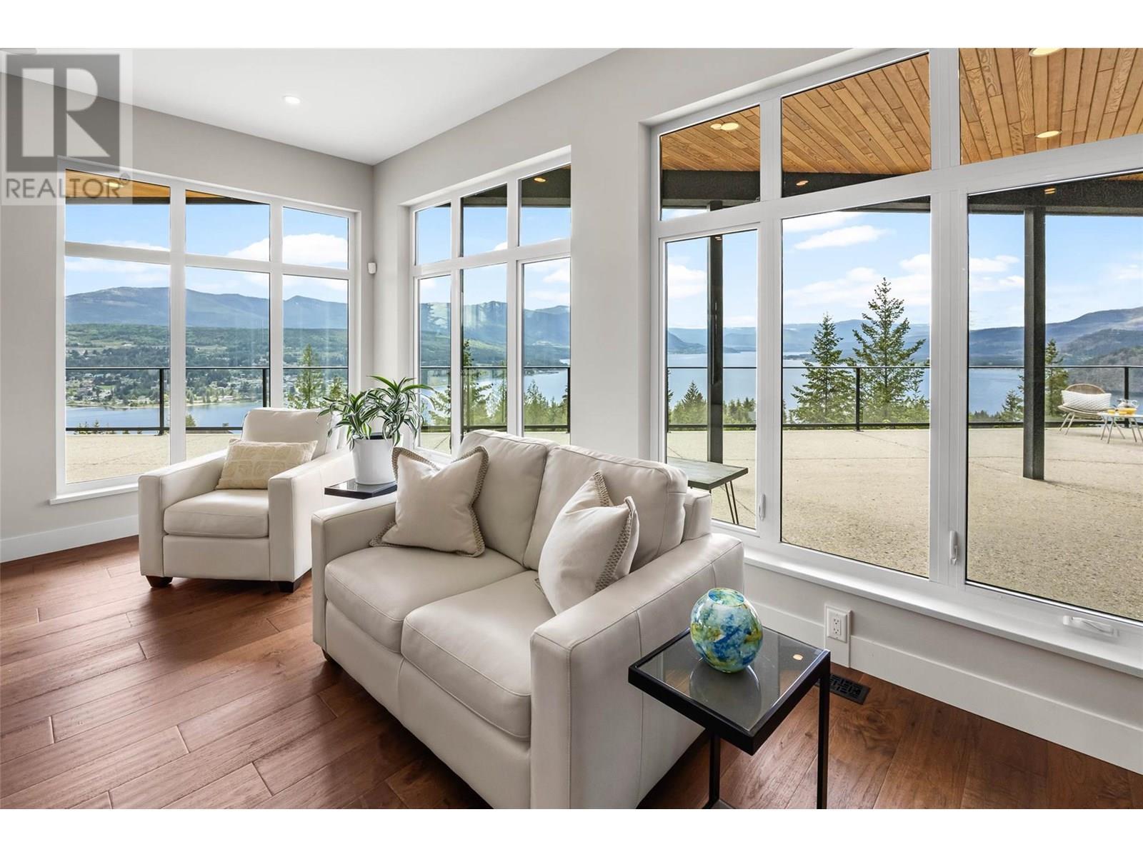 3655 Mcbride Road, Blind Bay, BC - Indoor Photo Showing Living Room