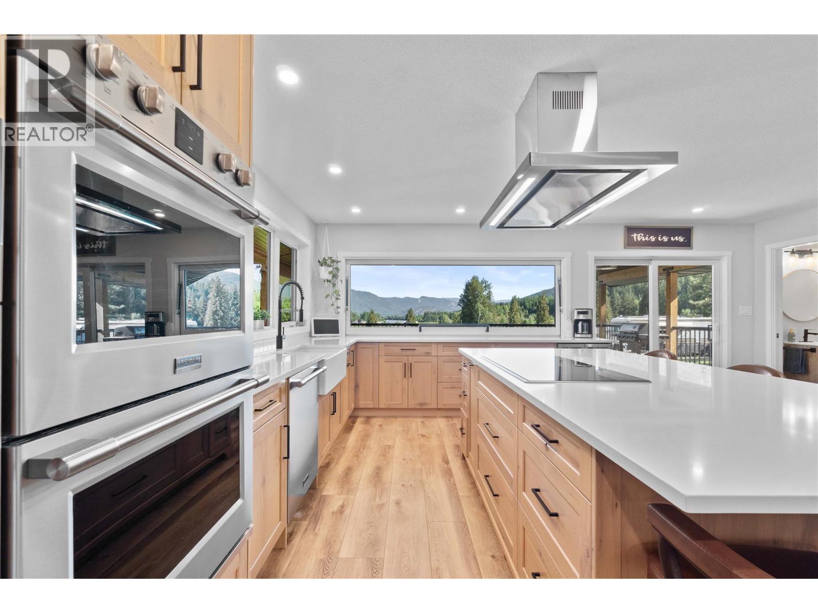 22 Parsons Road, Mara, BC - Indoor Photo Showing Kitchen With Upgraded Kitchen