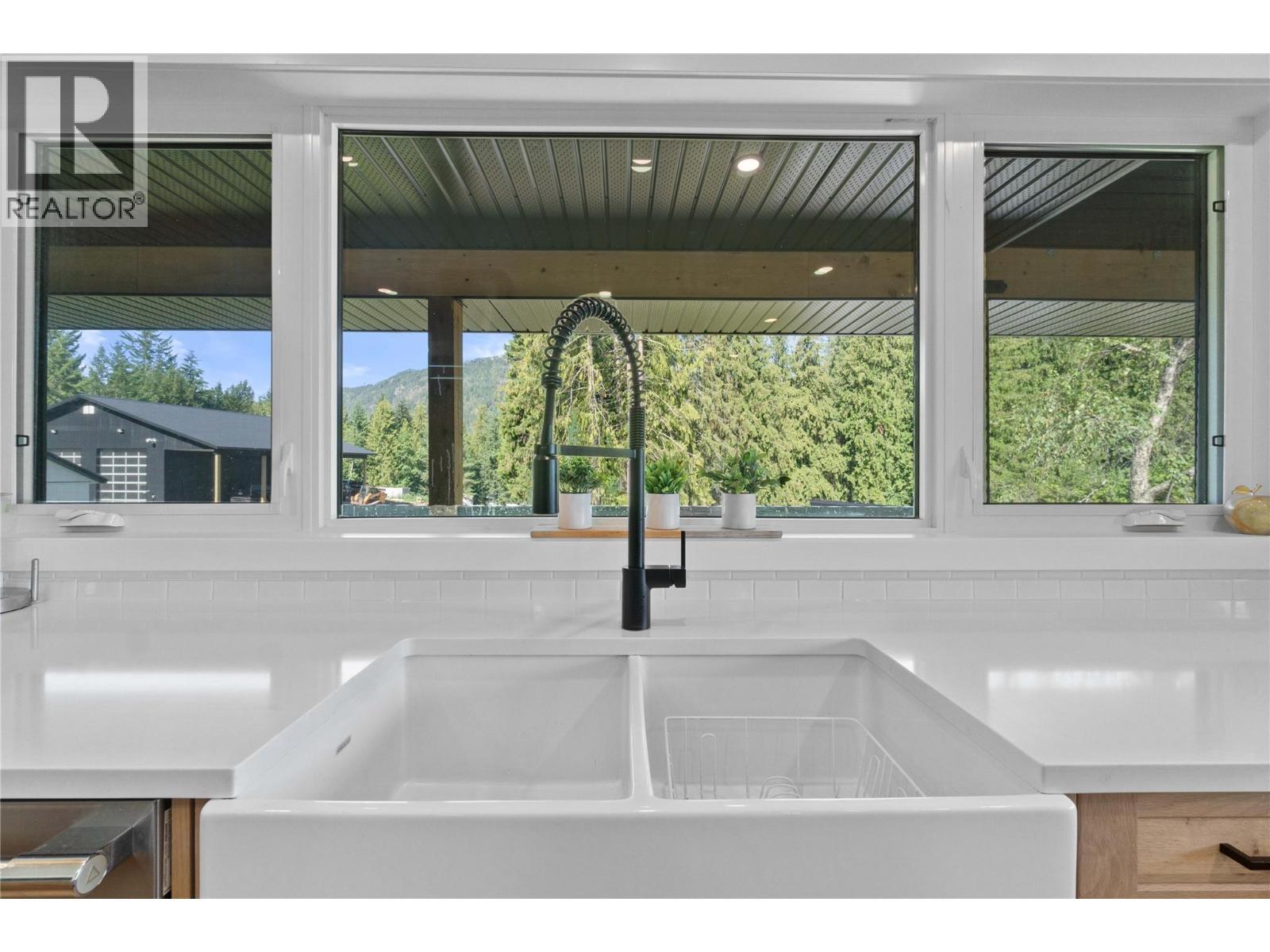 22 Parsons Road, Mara, BC - Indoor Photo Showing Kitchen