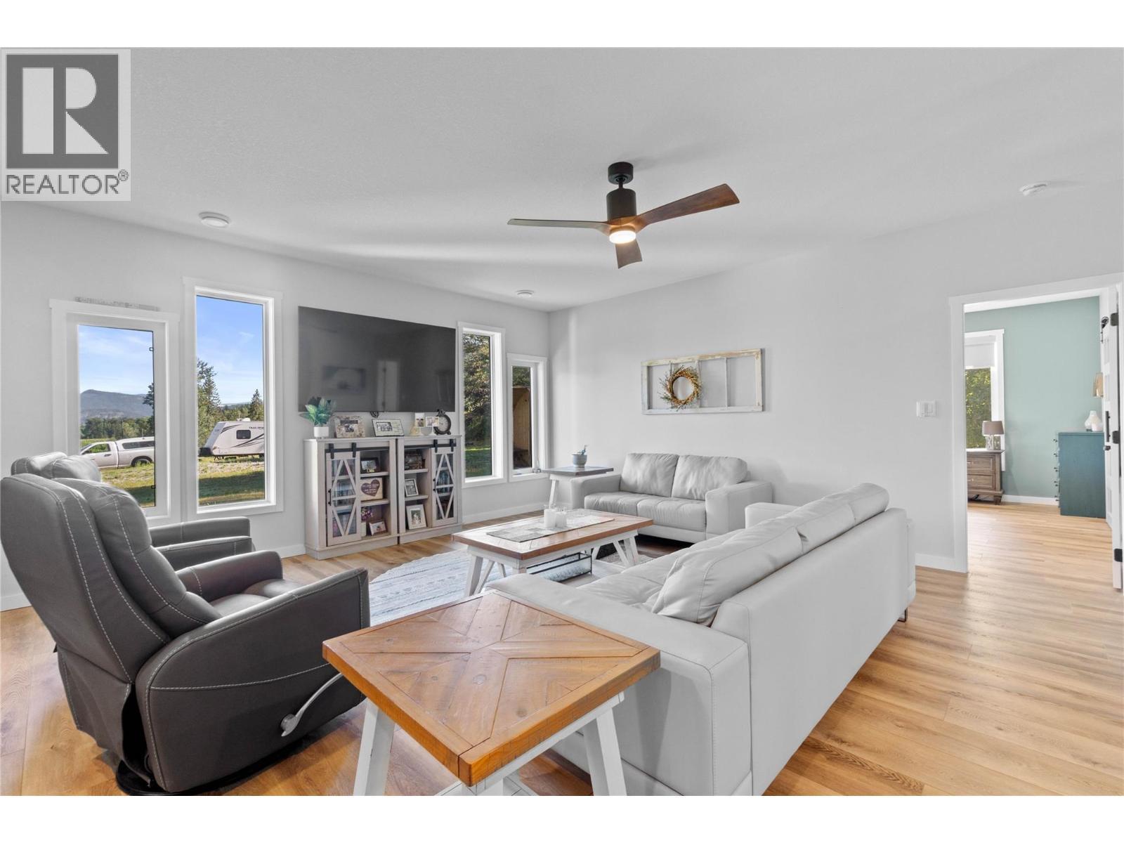 22 Parsons Road, Mara, BC - Indoor Photo Showing Living Room