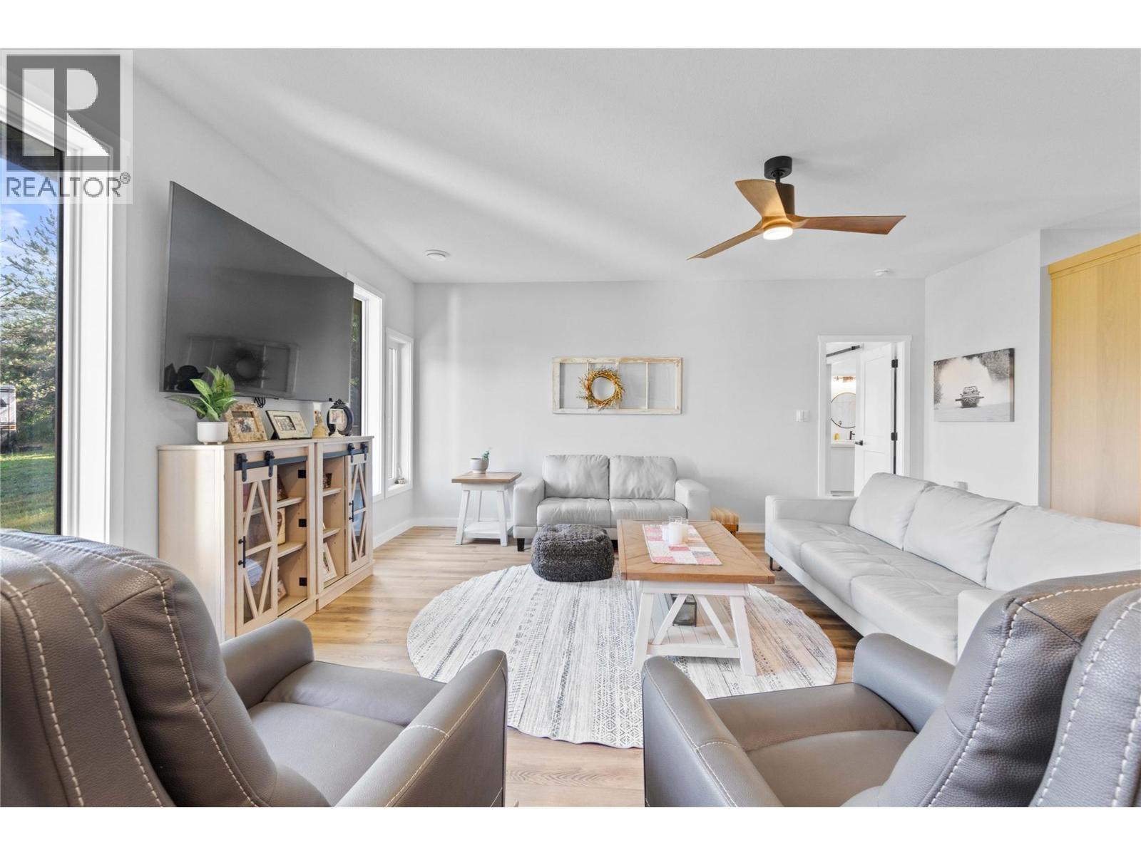 22 Parsons Road, Mara, BC - Indoor Photo Showing Living Room