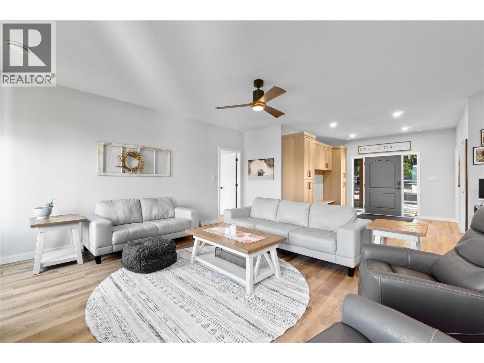 22 Parsons Road, Mara, BC - Indoor Photo Showing Living Room