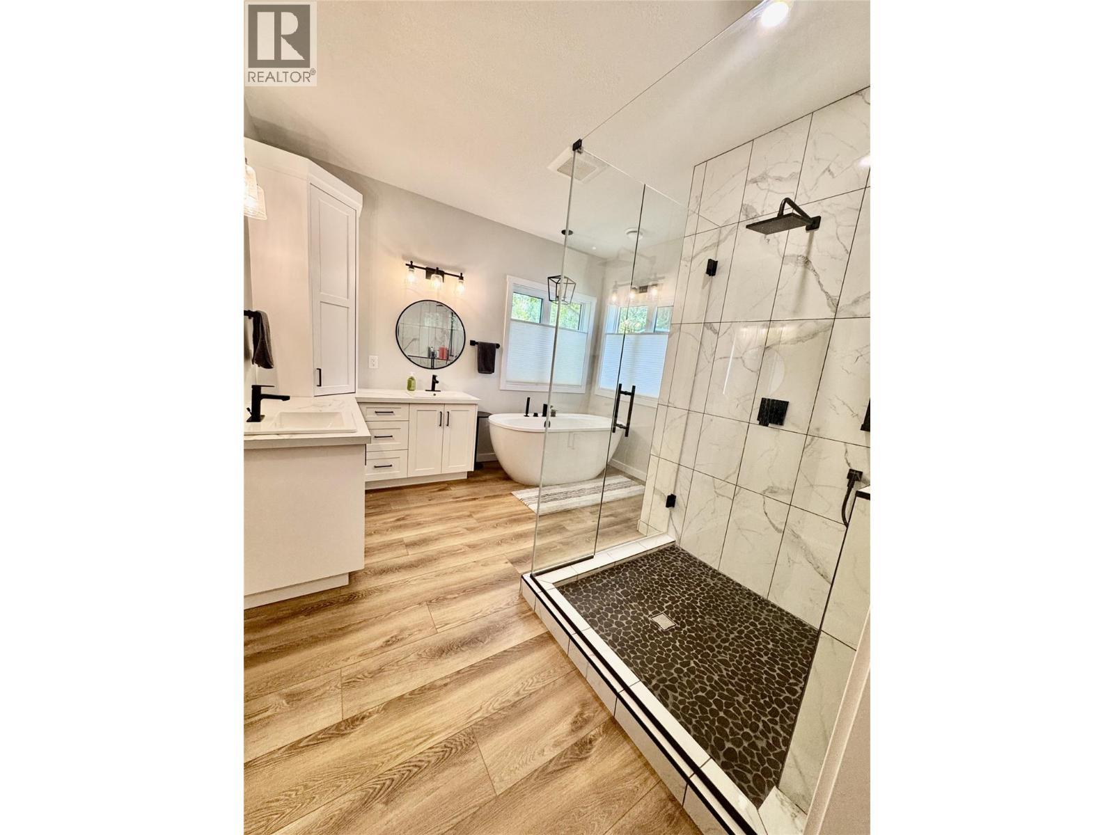 22 Parsons Road, Mara, BC - Indoor Photo Showing Bathroom