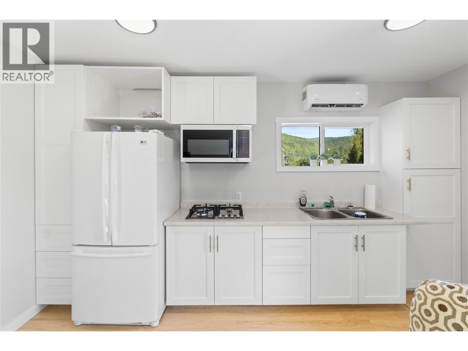 Pool House - 22 Parsons Road, Mara, BC - Indoor Photo Showing Other Room