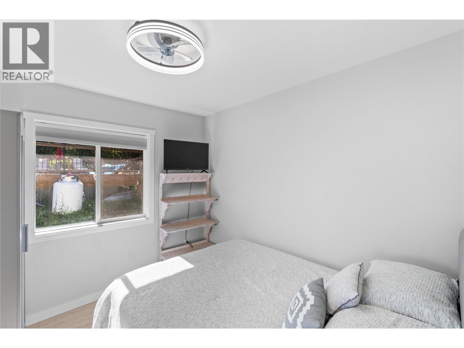 Pool House - 22 Parsons Road, Mara, BC - Indoor Photo Showing Bedroom