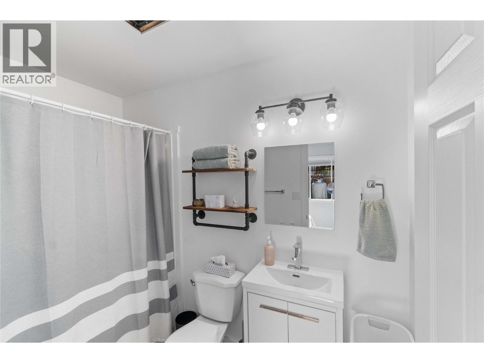 Pool House - 22 Parsons Road, Mara, BC - Indoor Photo Showing Bathroom