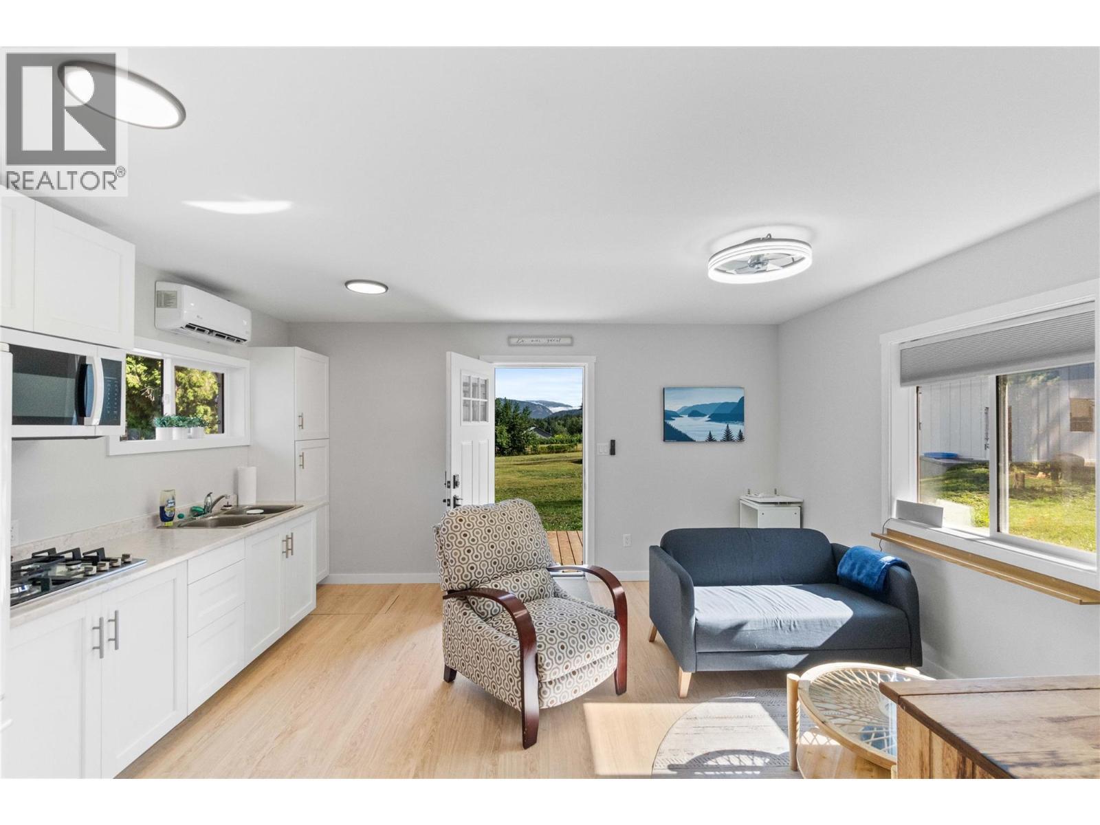Pool House - 22 Parsons Road, Mara, BC - Indoor Photo Showing Living Room