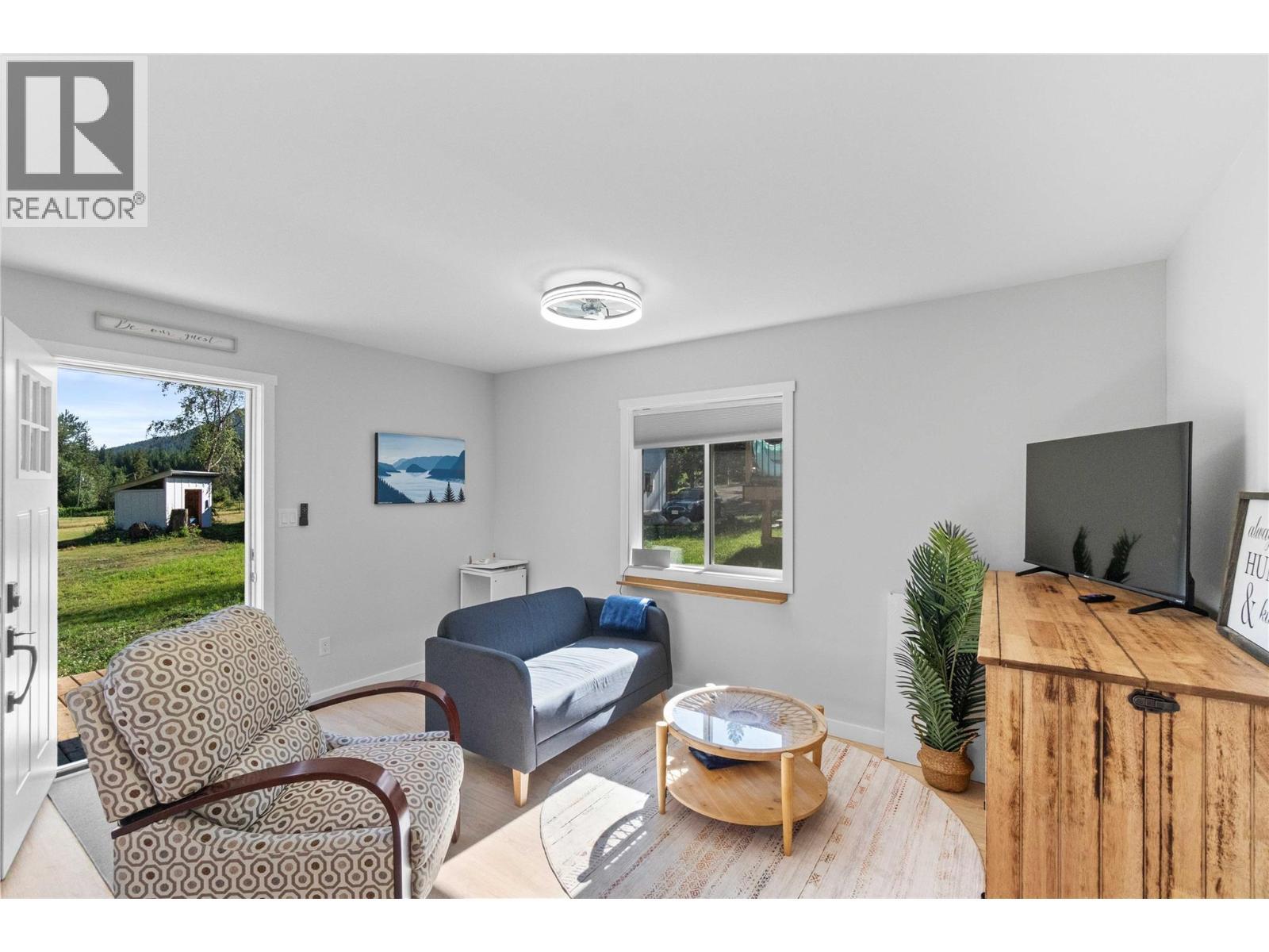 Pool House - 22 Parsons Road, Mara, BC - Indoor Photo Showing Living Room