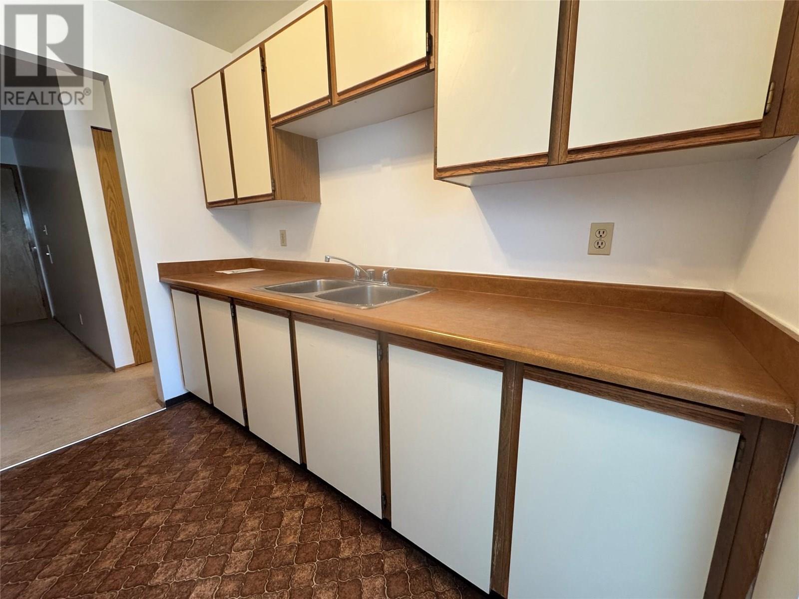 340 Northgate Unit# 317, Tumbler Ridge, BC - Indoor Photo Showing Kitchen With Double Sink