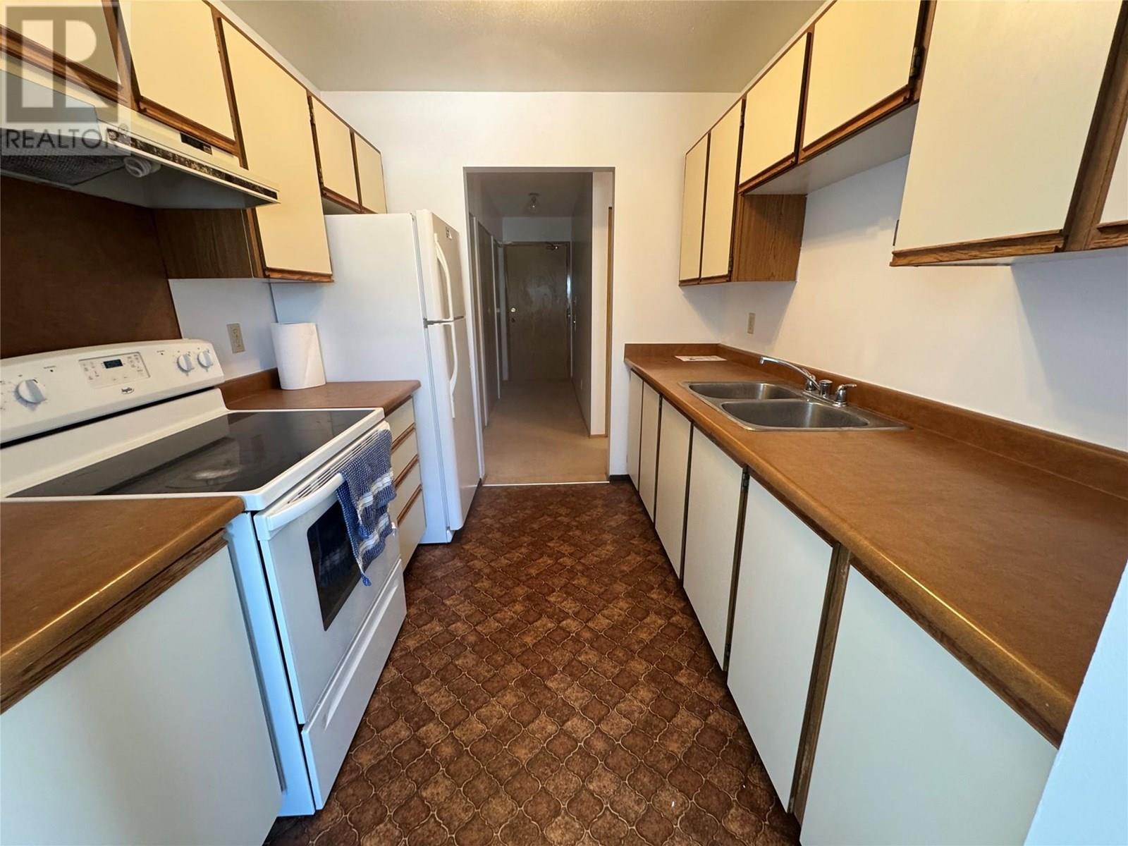 340 Northgate Unit# 317, Tumbler Ridge, BC - Indoor Photo Showing Kitchen With Double Sink