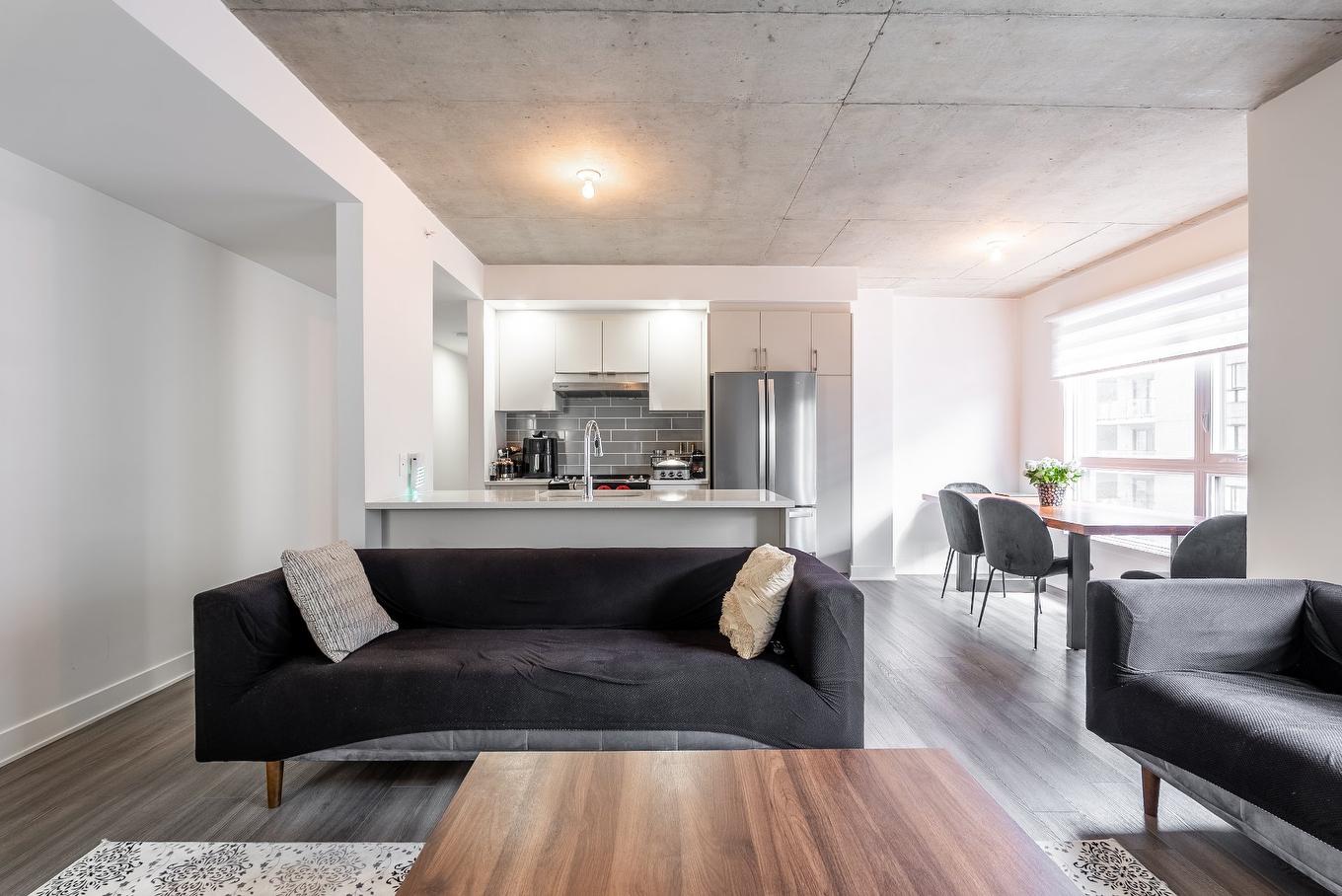 Living room - 504-1431 Av. De La Gare, Mascouche, QC - Indoor Photo Showing Living Room