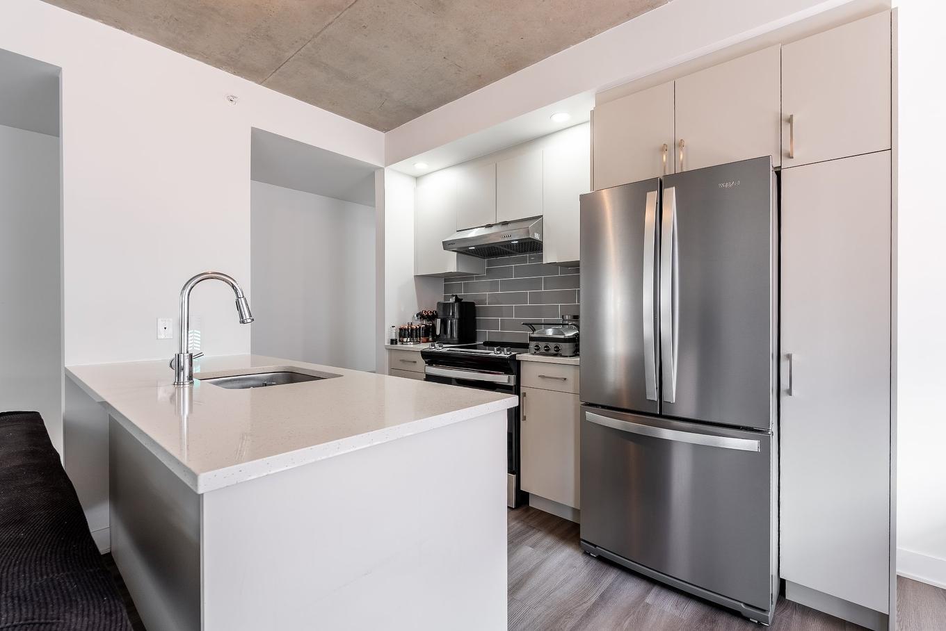 Kitchen - 504-1431 Av. De La Gare, Mascouche, QC - Indoor Photo Showing Kitchen With Upgraded Kitchen