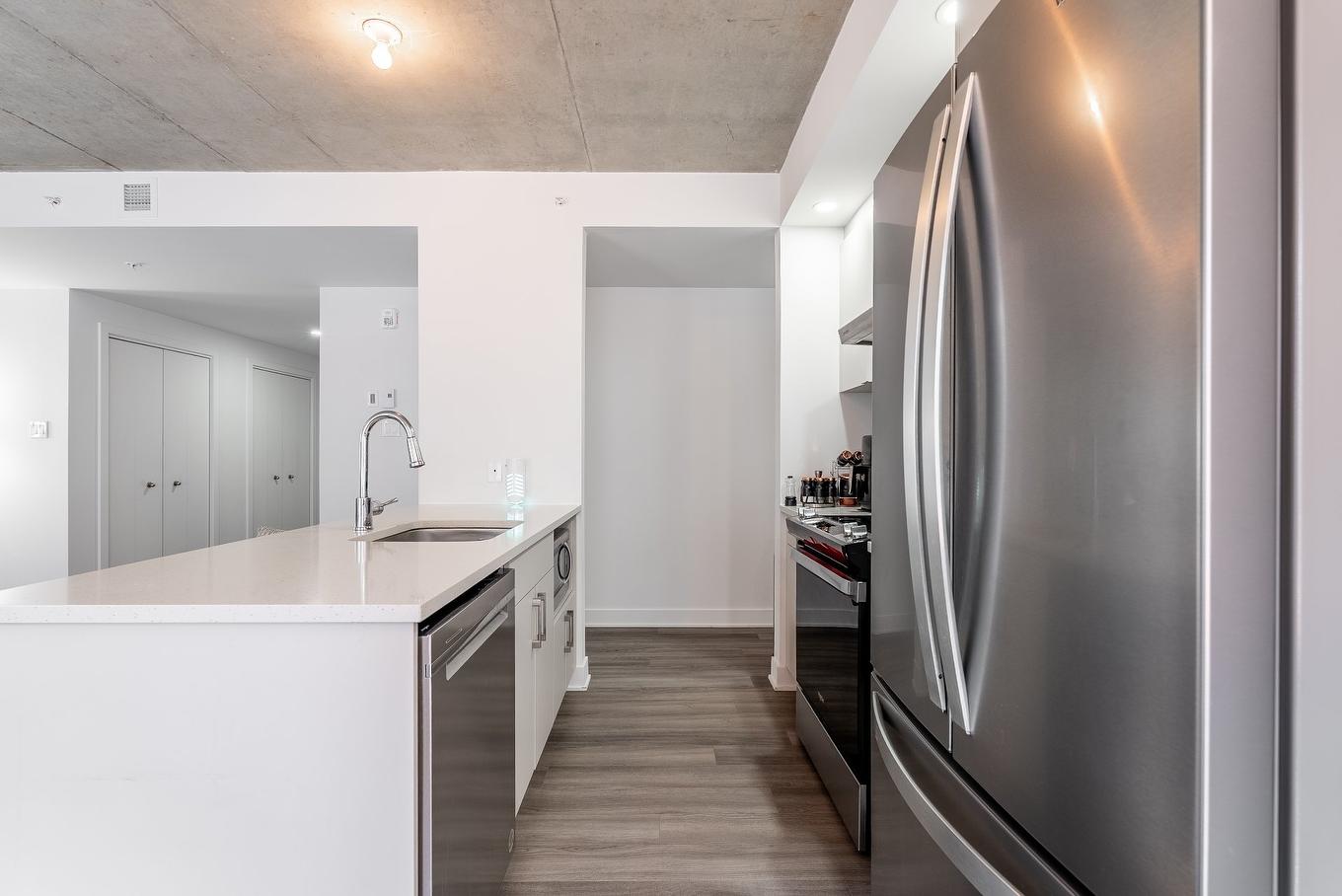Kitchen - 504-1431 Av. De La Gare, Mascouche, QC - Indoor Photo Showing Kitchen With Upgraded Kitchen