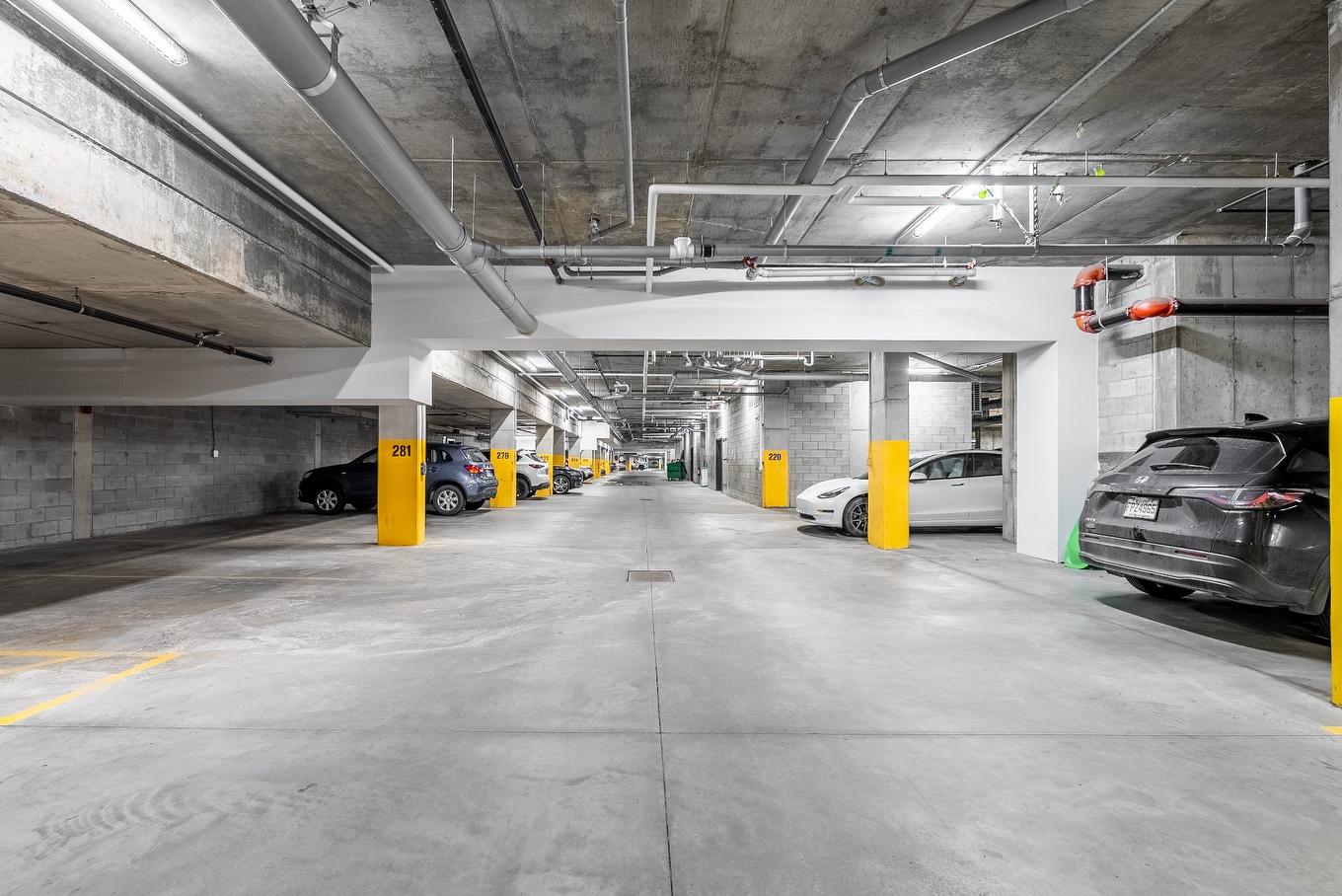 Parking - 504-1431 Av. De La Gare, Mascouche, QC - Indoor Photo Showing Garage