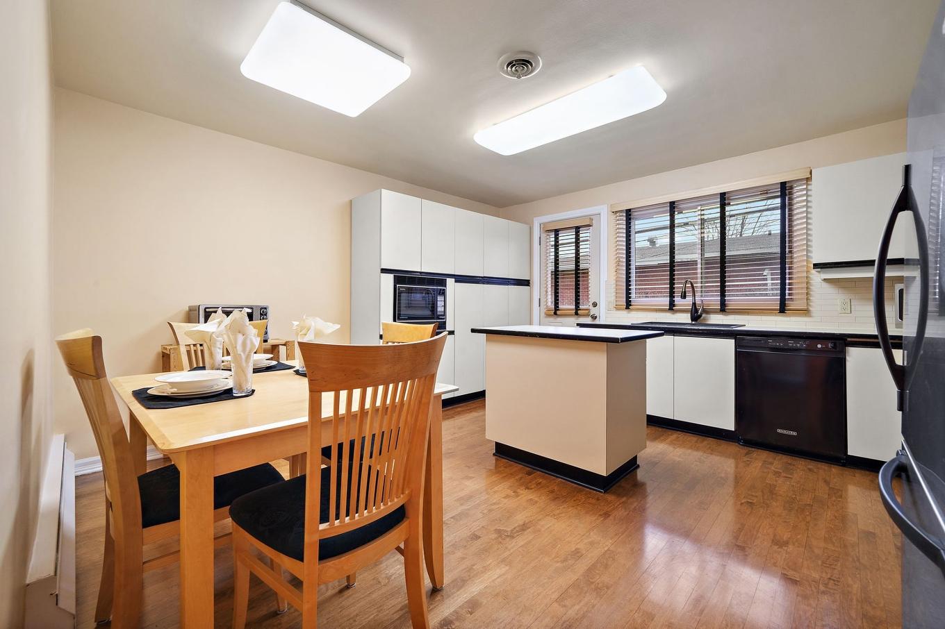 Cuisine - 575 Boul. Alexis-Nihon, Montréal (Saint-Laurent), QC - Indoor