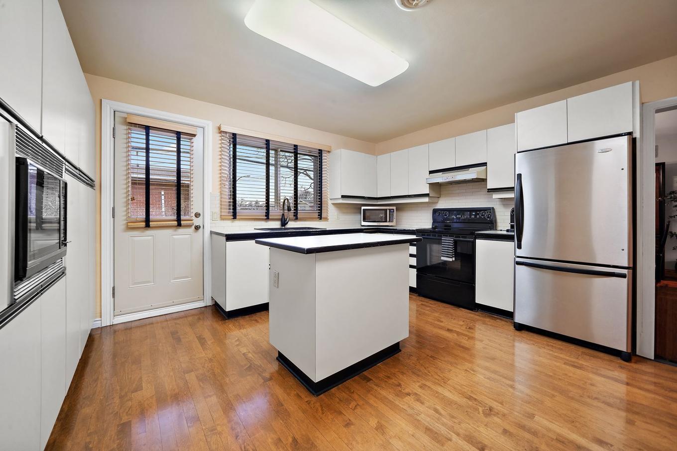 Cuisine - 575 Boul. Alexis-Nihon, Montréal (Saint-Laurent), QC - Indoor Photo Showing Kitchen