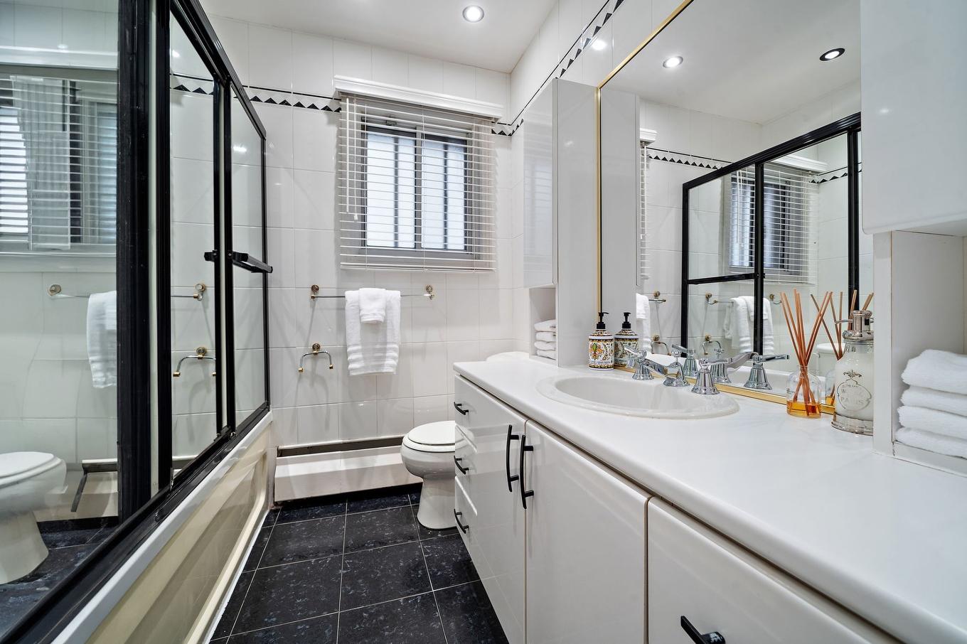 Salle de bains - 575 Boul. Alexis-Nihon, Montréal (Saint-Laurent), QC - Indoor Photo Showing Bathroom