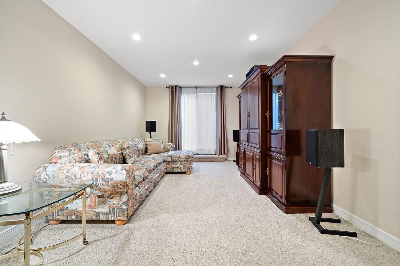 Boudoir - 575 Boul. Alexis-Nihon, Montréal (Saint-Laurent), QC - Indoor