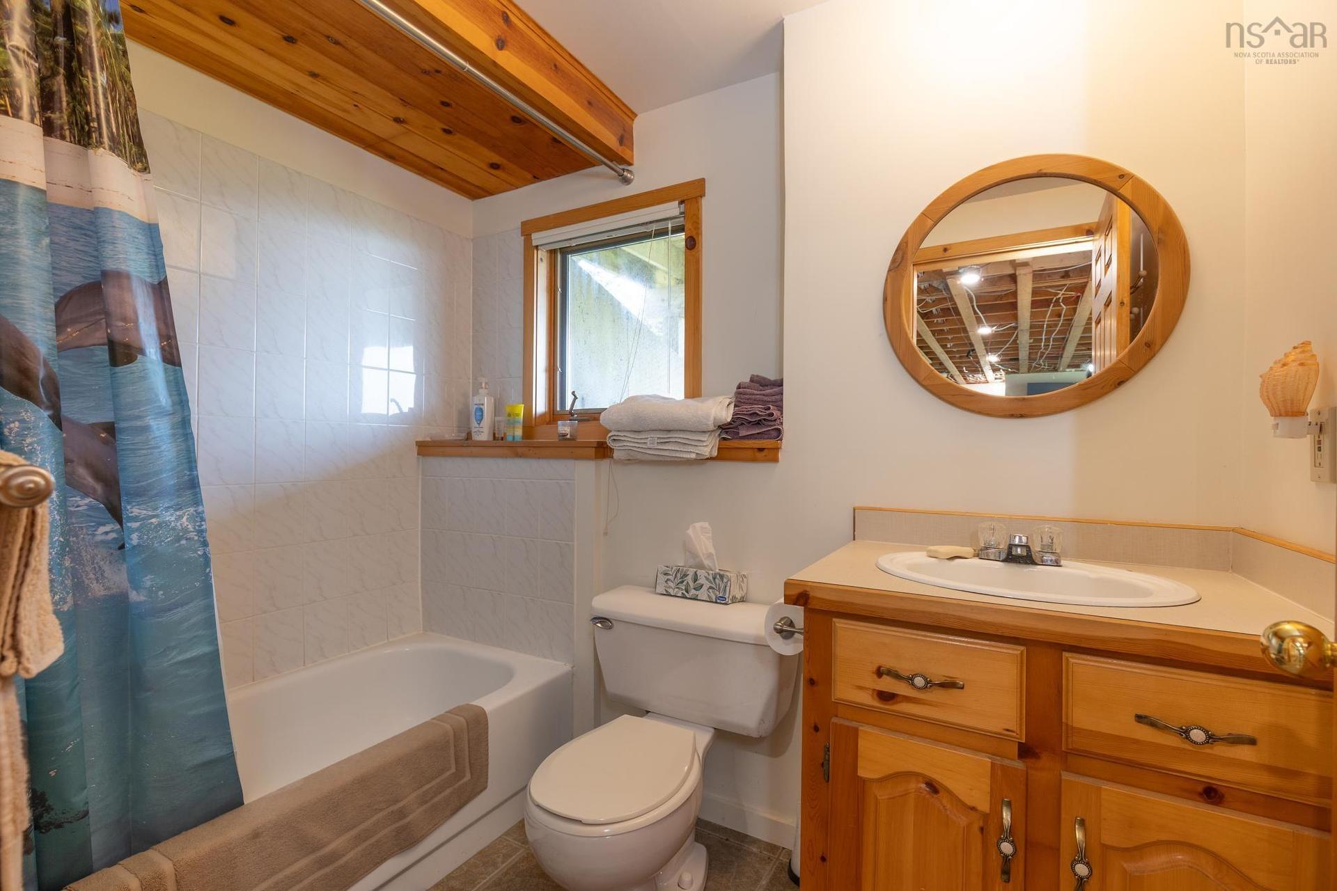 194 Thomas Road, Cape Forchu, NS - Indoor Photo Showing Bathroom