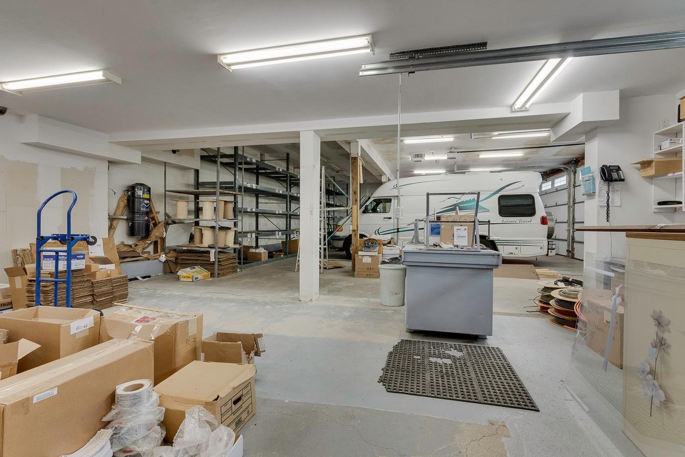 Garage - 5310 Boul. Des Laurentides, Laval (Auteuil), QC - Indoor Photo Showing Garage