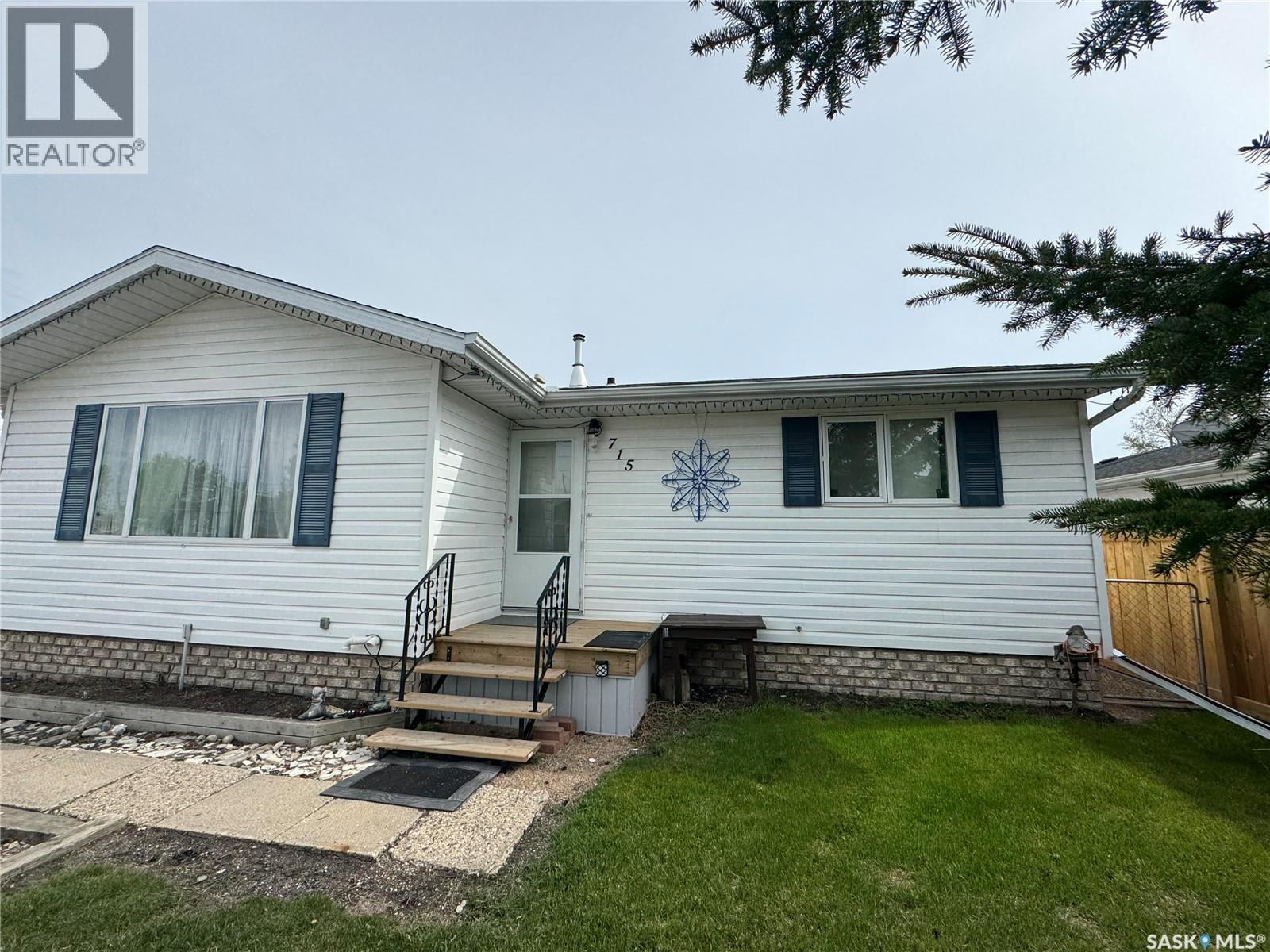 715 6Th Avenue, Hudson Bay, SK - Outdoor