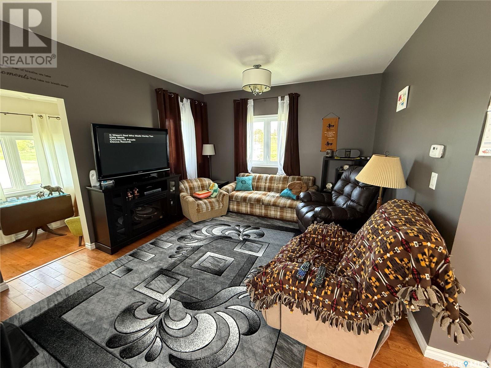 2009 Connaught Street, Regina, SK - Indoor Photo Showing Living Room