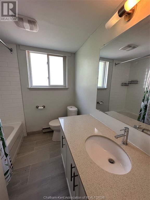 9 Sarah Crescent Unit# 204, Chatham, ON - Indoor Photo Showing Bathroom