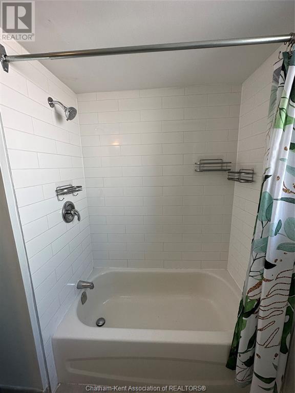 9 Sarah Crescent Unit# 204, Chatham, ON - Indoor Photo Showing Bathroom